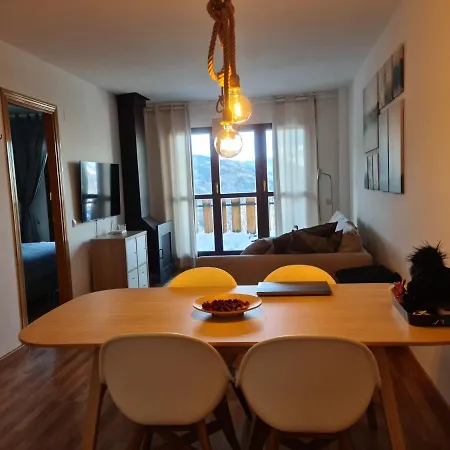 Tuhogarencerler Parking Y Taquilla En Pistas דירה סרלר